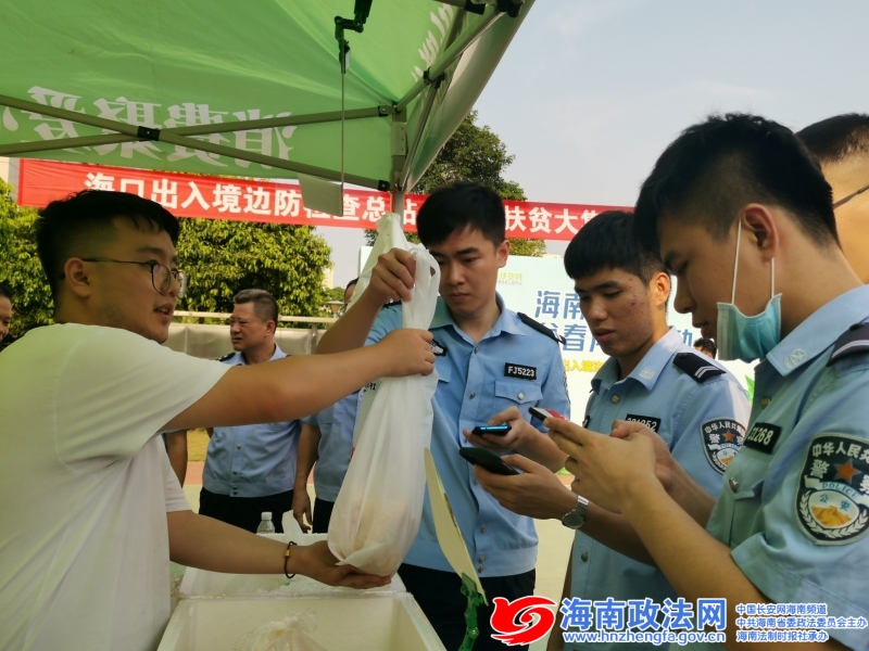 民警們積極購買農(nóng)產(chǎn)品(記者連蒙攝) 民警們積極購買農(nóng)產(chǎn)品(記者連蒙攝)